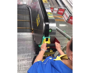 自動扶梯清潔機