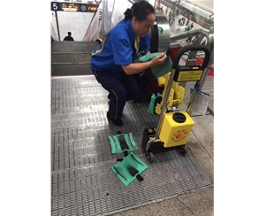 自動扶梯清潔機