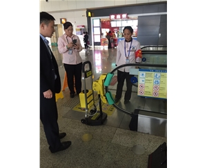 自動扶梯清潔機